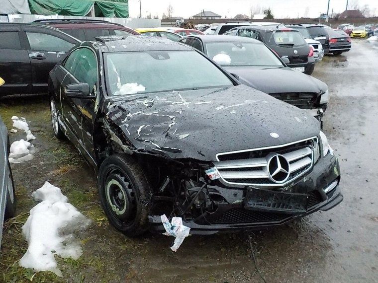 Разбитый Мерседес с180 белый