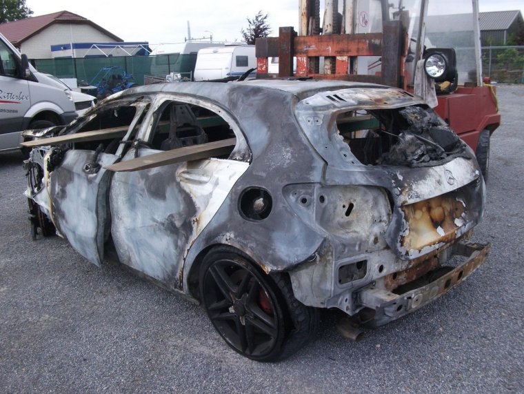 Разбитая сгоревшая машина