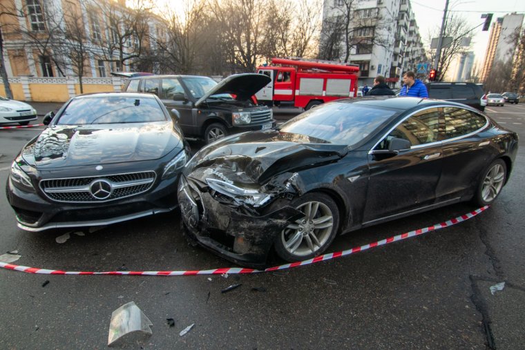 Разбитый Мерседес 200