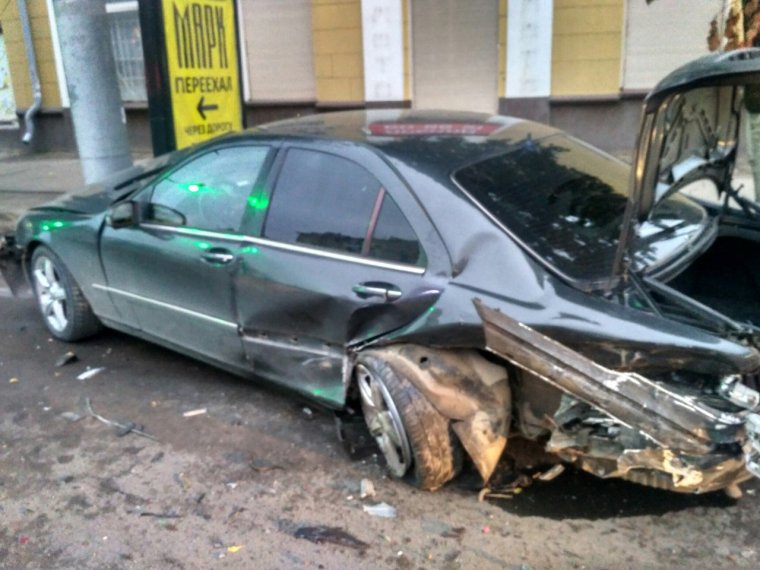 Разбитая машина Мерседес