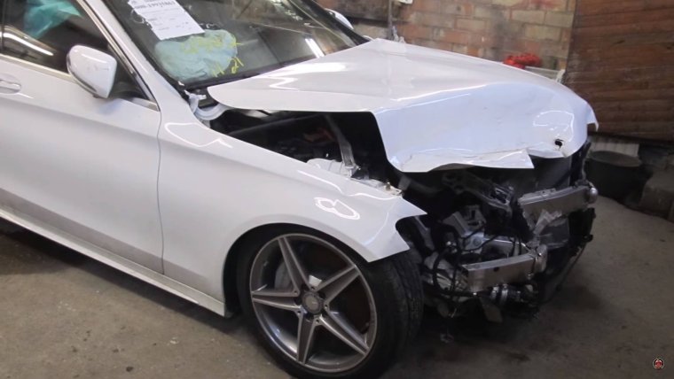 Разбитый Мерседес e200