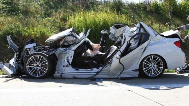 Разбитая машина Мерседес авария