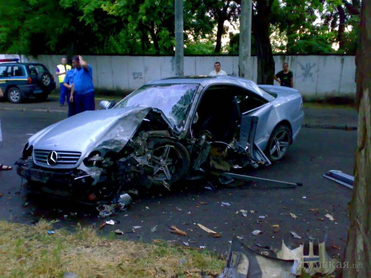 Разбитый Мерседес 200