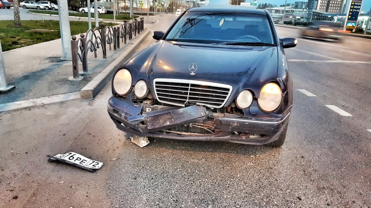 Разбитый 210 Мерседес