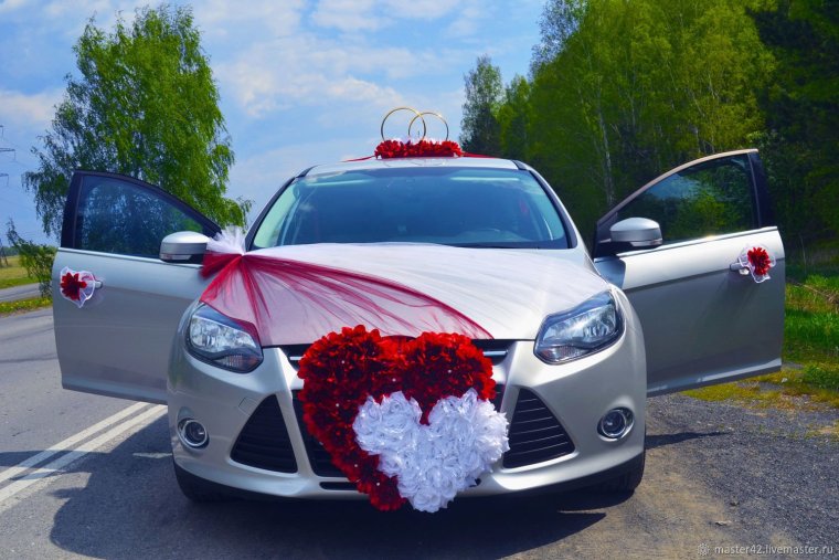 Оригинальное украшение свадебных машин