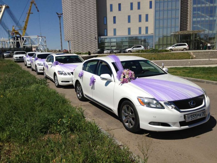 Украшение машин гостей кортежа на свадьбу