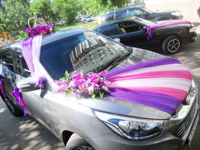 Фиолетовые украшения на свадебную машину