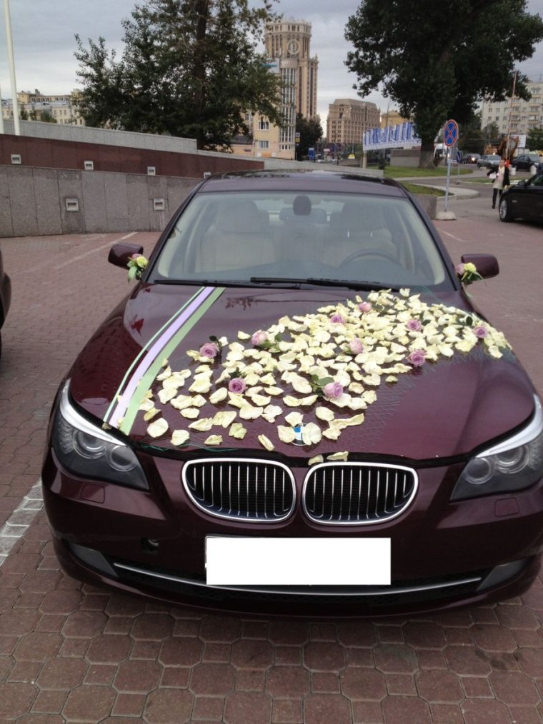 Современное украшение свадебной машины