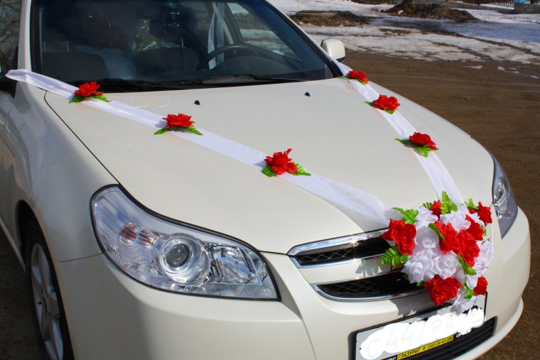 Украшение белой машины на свадьбу