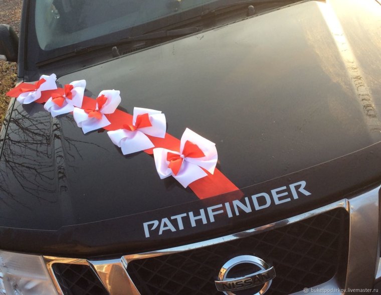 Украшение машины на свадьбу лентами