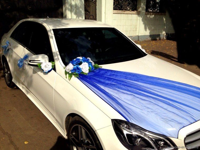 Украшение машины на свадьбу цветами
