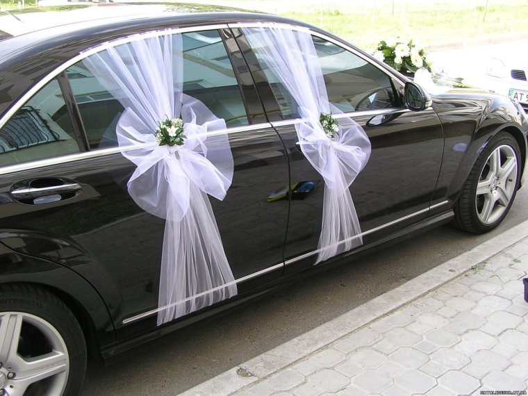 Украшение машины на свадьбу фатином
