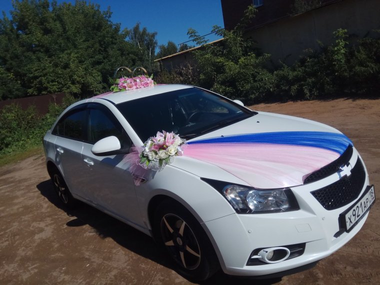 Украшенные машины обычных гостей на свадьбе с Ростова