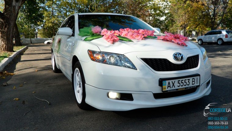Украшение авто живыми цветами белой Камри