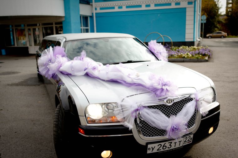 Украшение на свадебную машину лимузин фиолетовом цвете