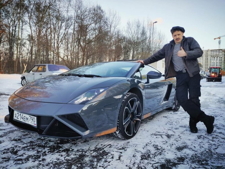 Парень около машины арт