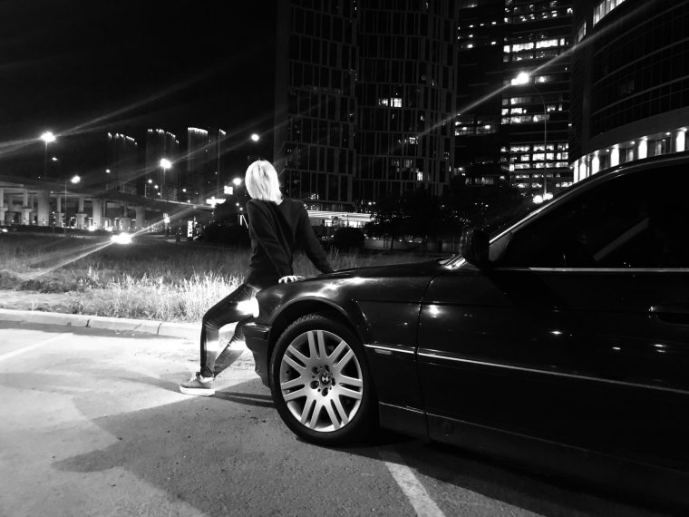 Девушка около машины ночью