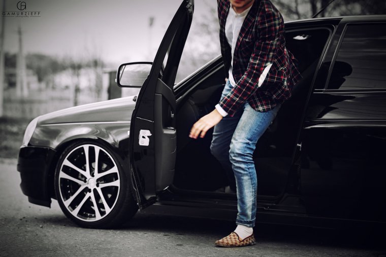 Крутые пацаны возле машин