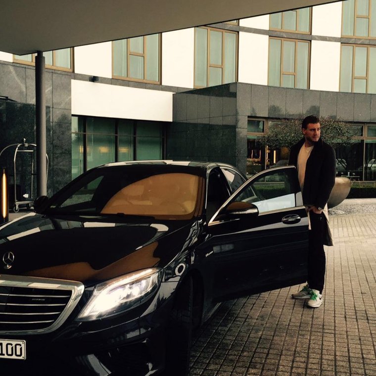 Мужчина на мерседесе