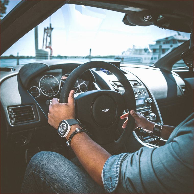 Красивый парень за рулем