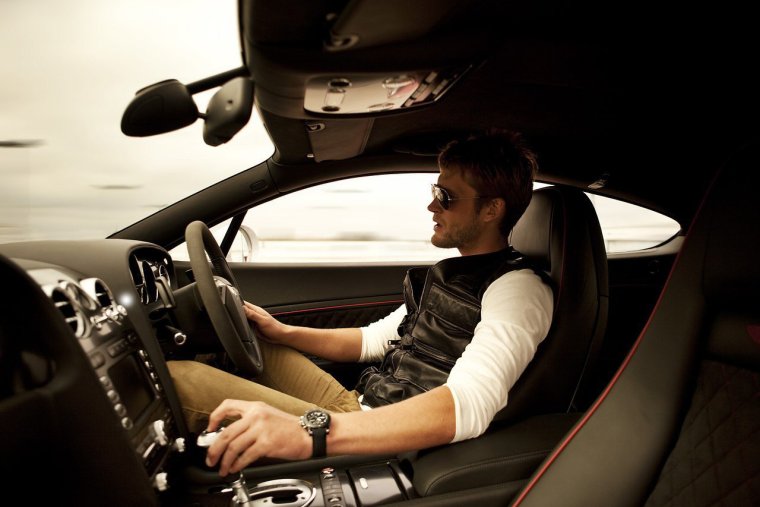 Красивый парень за рулем машины