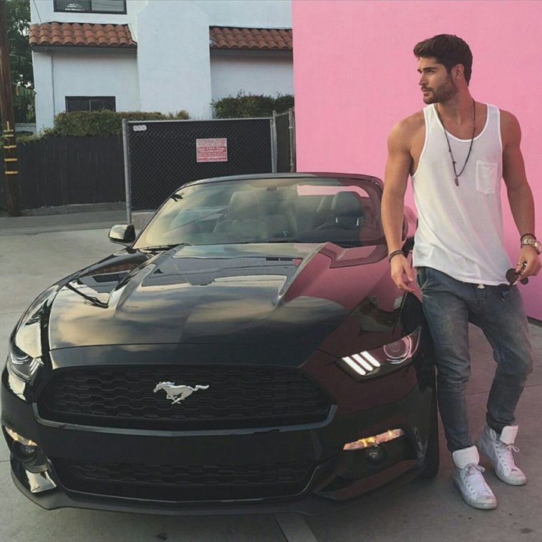 Парень около машины