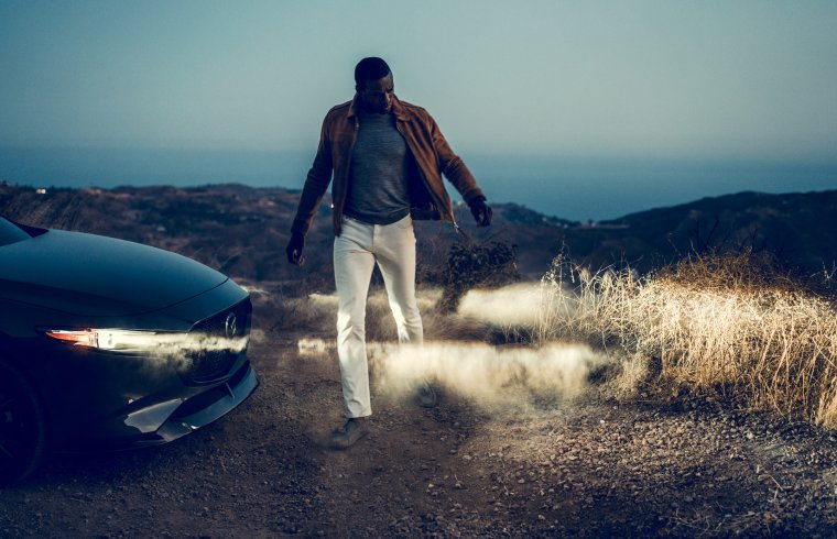 Фото парня на фоне машины ночью