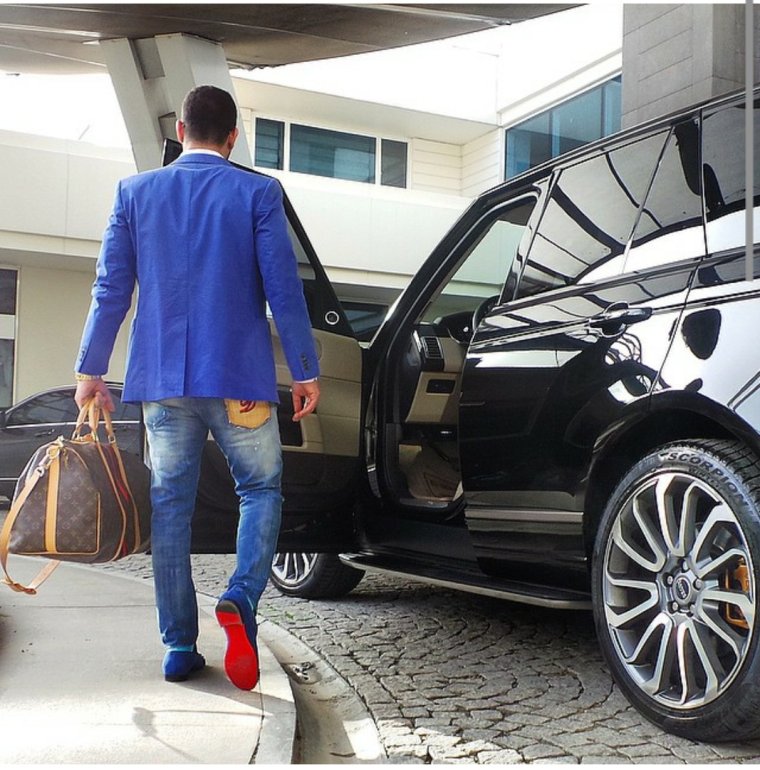 Мужчина около машины спиной