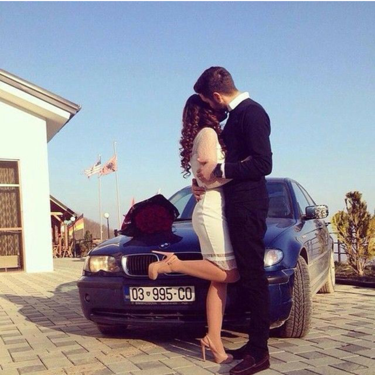 Пара возле машины