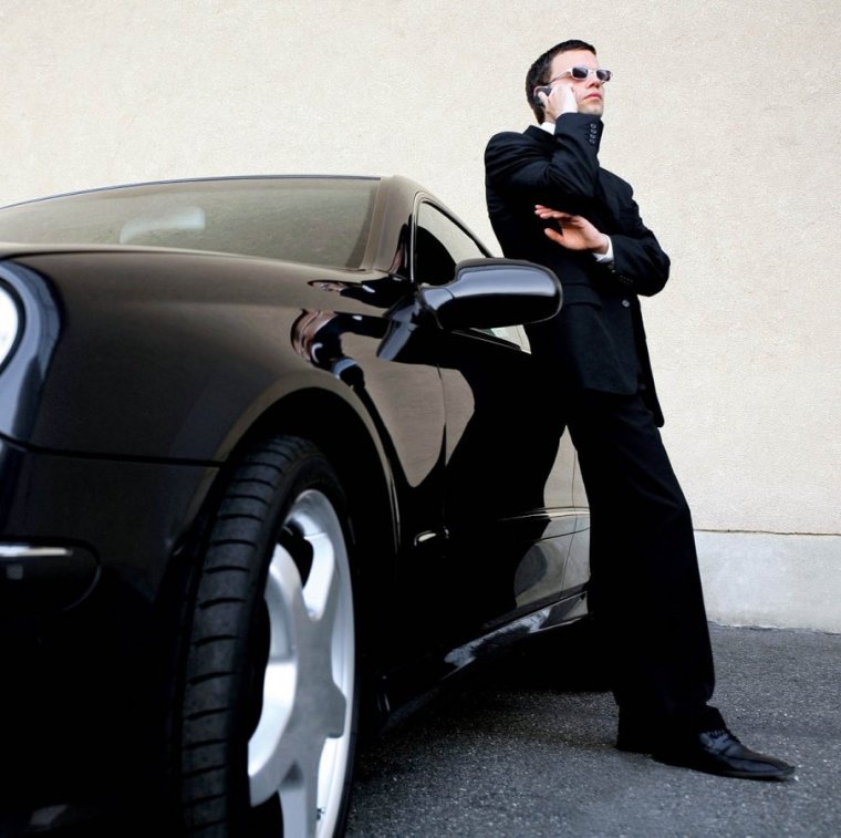 Мужчина рядом с машиной