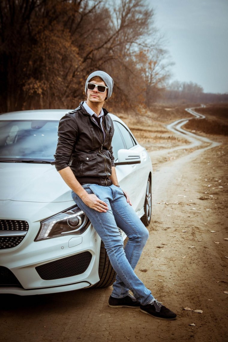 Парень возле белого Мерседеса