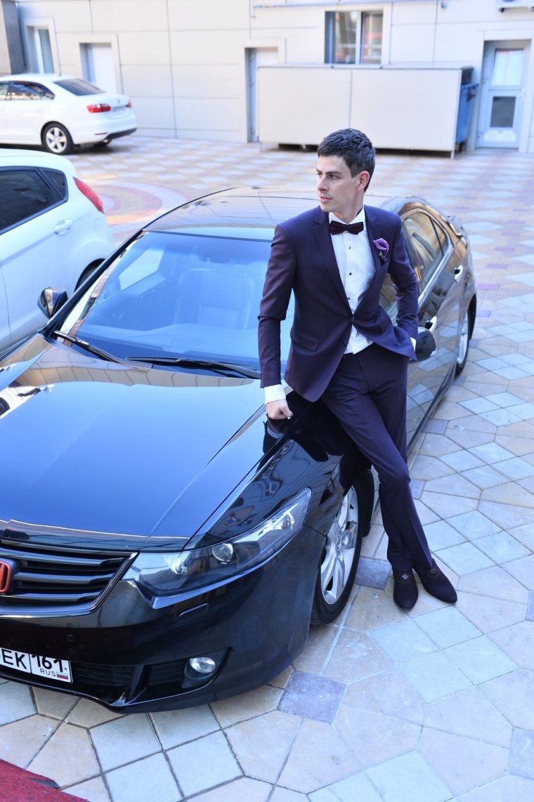 Парень возле авто