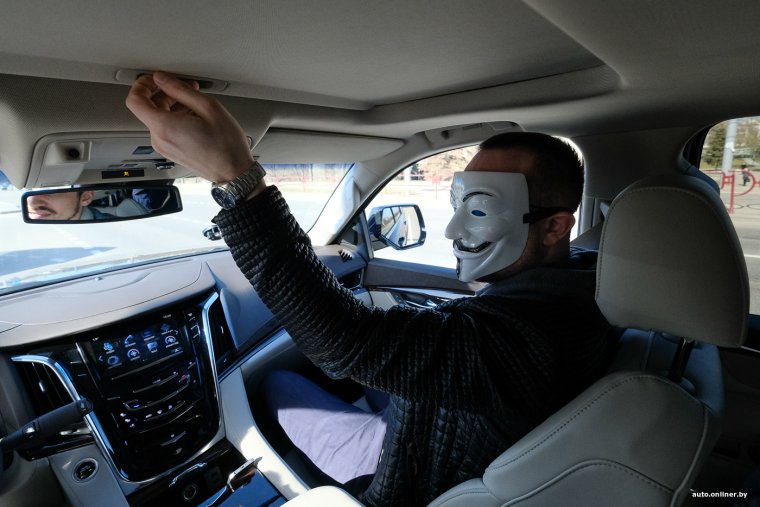 Мужик у авто со спины