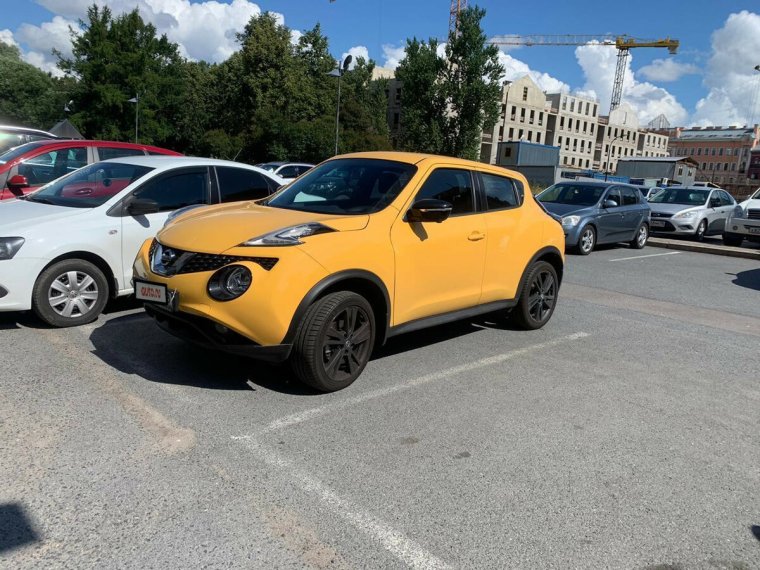 Желтый Ниссан Жук ретро