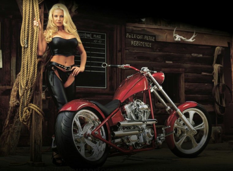 Блондинка на мотоцикле