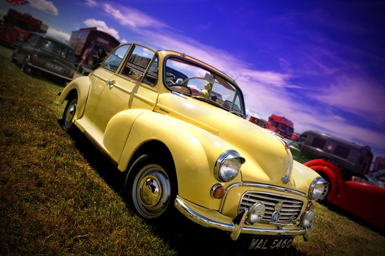 Желтый ретро автомобиль