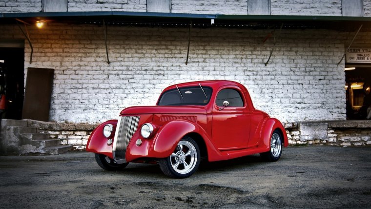 Старая красная машина