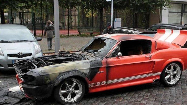 Разбитый Форд Мустанг