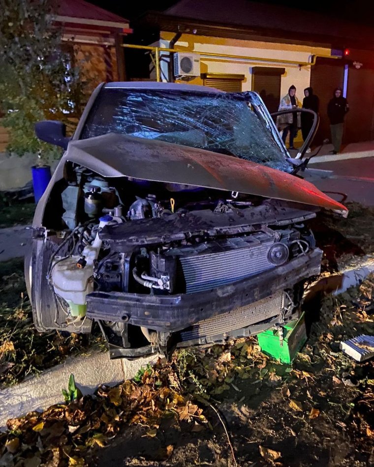 Заброшенные машины в лесу