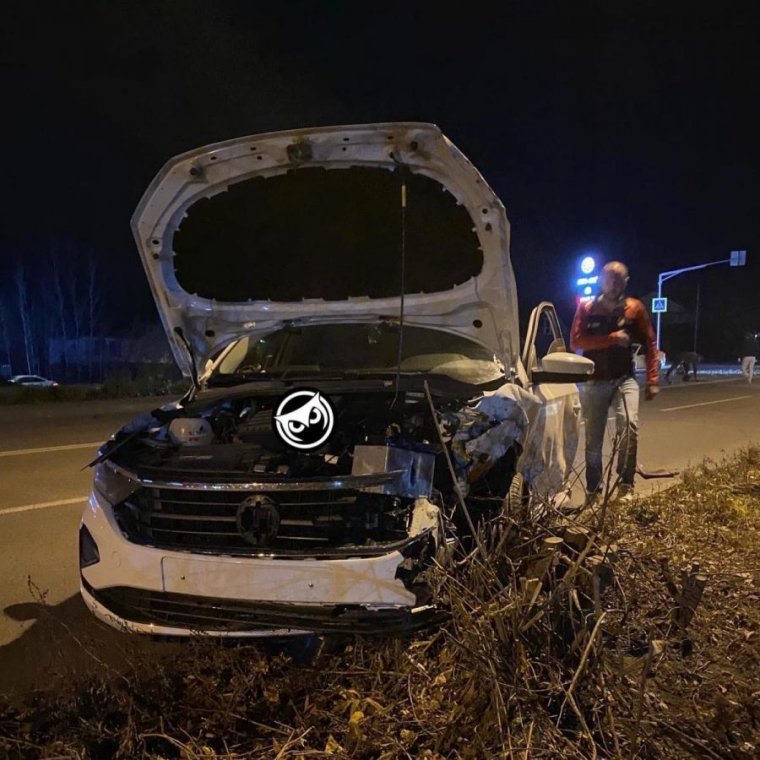 Разбитая дорогая машина