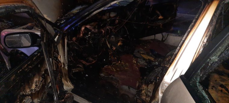 Заброшенная машина на дороге