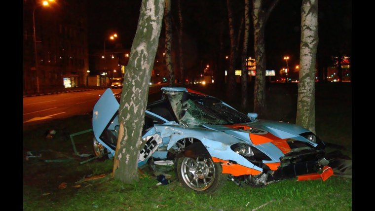 Разбитая машина Мустанг