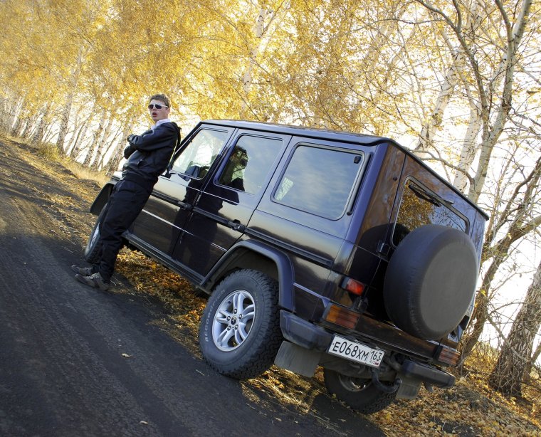 Мужчина у джипа