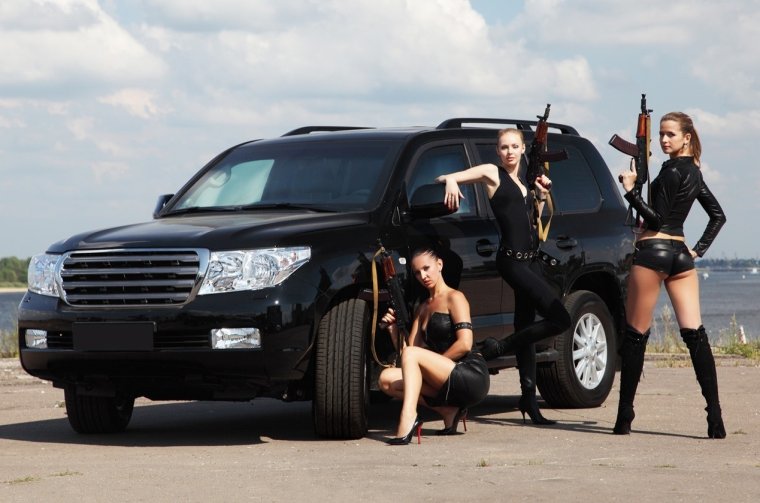 Тойота ленд Крузер 200 и девушки