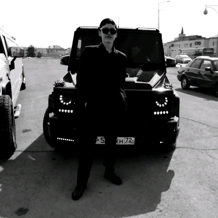 Пацан рядом с ГЕЛИКОМ