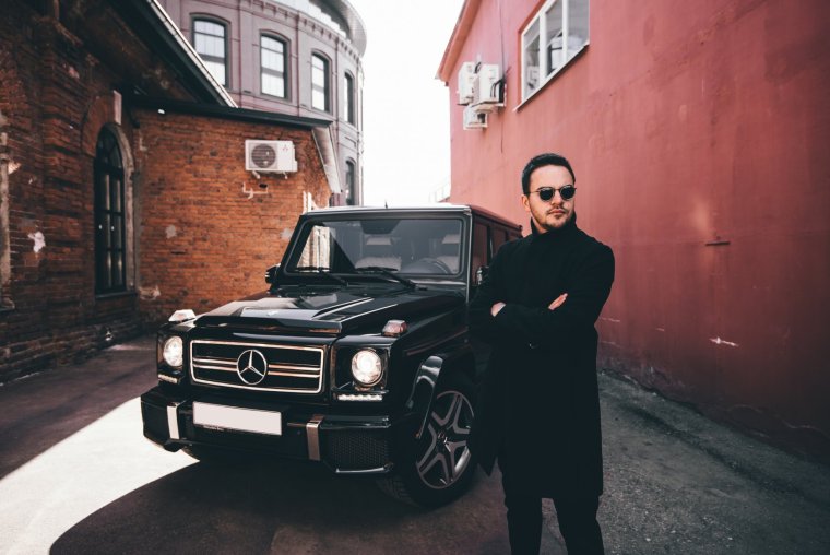 Гелик с мужчиной