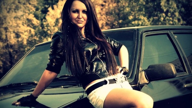 Брюнетка и ВАЗ