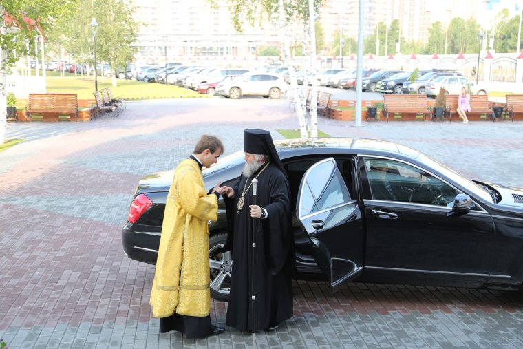 Митрополит Павел на машине