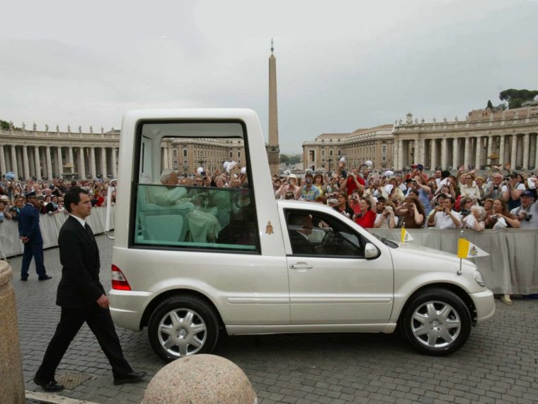 Батюшка на Роллс Ройс