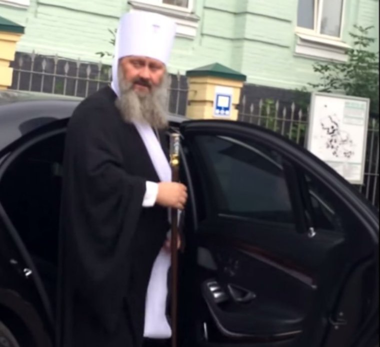 Священники на дорогих авто